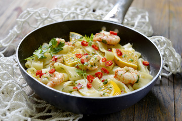 calamarata con gamberi, arance e peperoncino