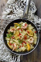 calamarata con gamberi, arance e peperoncino