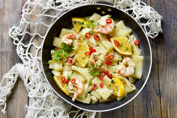 calamarata con gamberi, arance e peperoncino