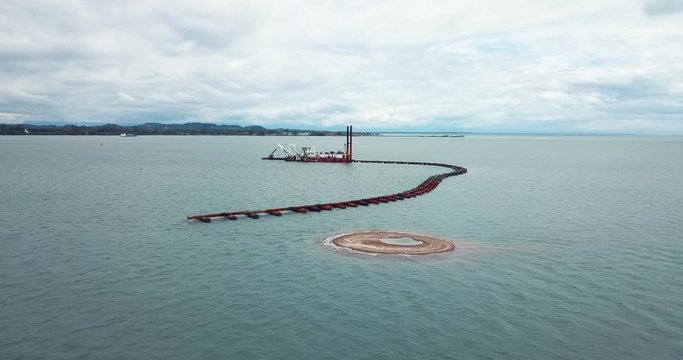 A private compay 's sand extractionship  is sucking sand from the the gulf of Thailand near the Chang Island in Trad province since the company gets  a concession from the government.