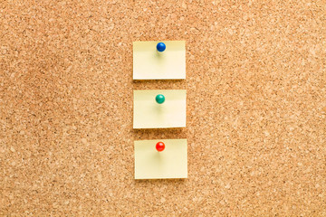 Papel Post it sobre tablón de anuncio. Vista de frente.  Copy space