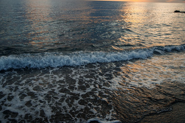 Naklejka premium Sunset on the sea with beautiful fluffy clouds