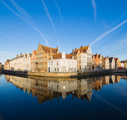 Fototapeta premium Tradycyjna średniowieczna architektura na starym mieście w Brugii (Brugge), Belgia