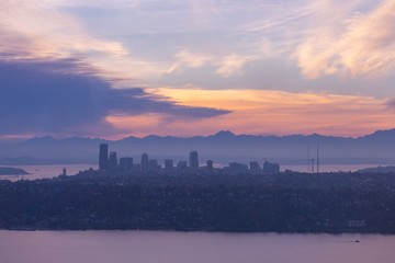 Naklejka premium Seattle silhouette at sunset with Olympic mountains in the background - aerial
