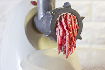 Process of fresh red meat grinding from mincing machine