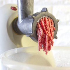 Process of fresh red meat grinding from mincing machine