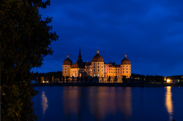 Fototapeta na wymiar Schloss Moritzburg nachts zur blauen Stunde