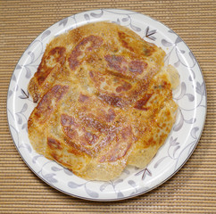 焼きあがった羽根つき餃子