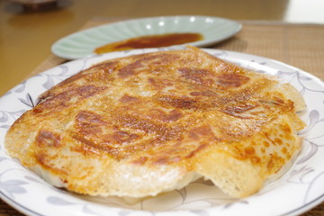 焼きあがった羽根つき餃子