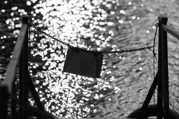 Schild am Ende eines Stegs