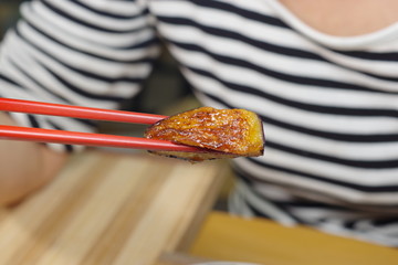 茄子の炒めものを食べているところ
