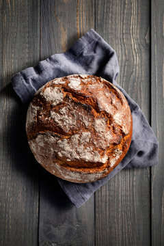 Rustikales Bauernbrot auf Holz mit Tuch Hochformat
