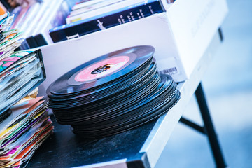 Fototapeta premium Alte Platten und LPs am Flohmarkt