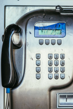 Altes Münztelefon in Telefonzelle