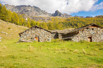 Fototapeta na wymiar Antiche baite rurali in Valmalenco (IT) - Alpe dell'Oro
