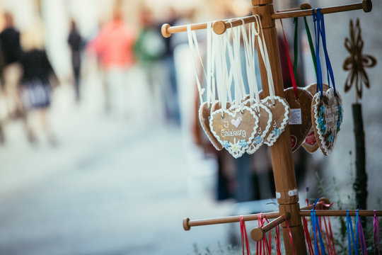 Lebkuchenherz "I love Salzburg" in Fu&szlig;g&auml;ngerzone