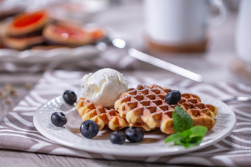 бельгийские вафли с голубикой и ванильным мороженым