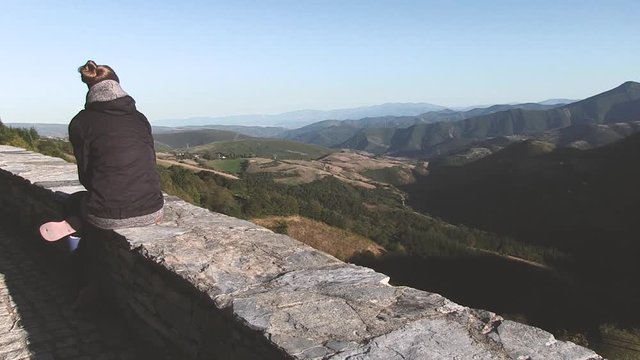 WOMAN WATCHING PEDRAFITA DO CEBREIRO MOUNTAIN