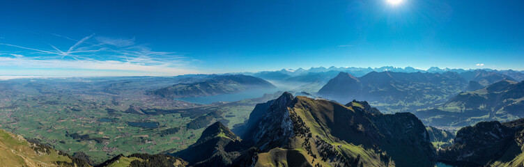 Panorama auf die Schweizer Seen und Interlaken, in den Alpen - 228121232