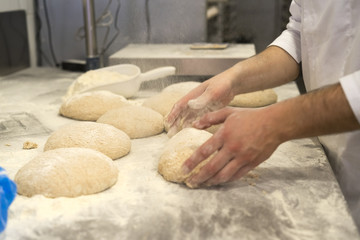 Amasando pan artesanalmente