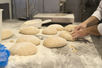 Amasando pan artesanalmente