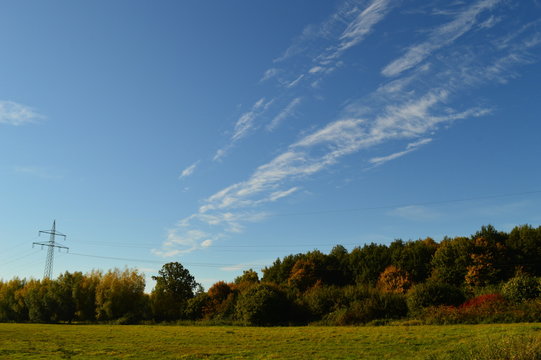 Cirrostratus Wolken vor blauem Himmel (Oktober)