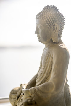 G&ouml;tzenstatue eines Buddha oder Brahmanen, mit Lensflaire und Gegenlicht 