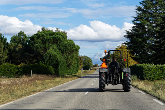 Tracteur sur route de campagne
