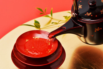 祝い酒を朱盃で一献