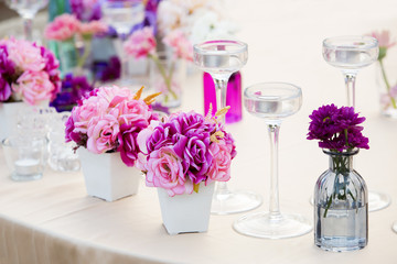 Flowers that adorn the wedding