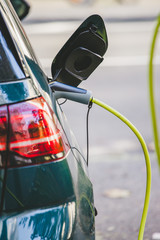 Elektroauto wird bei E-Ladestation aufgeladen