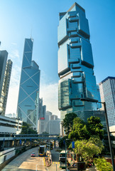 Naklejka premium Wieżowce w Admiralicji wzdłuż Queensway w Hongkongu