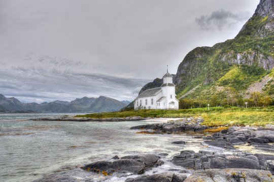 Norwegen, Lofoten, Gims&oslash;y, Gims&oslash;y Kirke, Kirche, Friedhof, Gims&oslash;ya, Gims&oslash;ystraumen, Fjord, Vinjevika, Sandmannen, Insel, Kreuz, Grabkreuz, Gottesacker, Herbst, Nordland