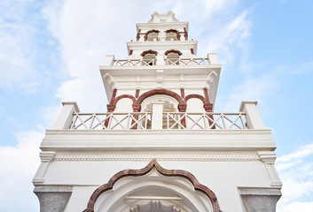 Ein schöner Kirchturm der in Santorini in den Himmel emporragt