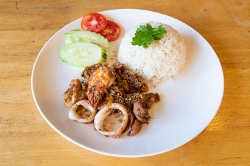 Fried seafood with garlic.