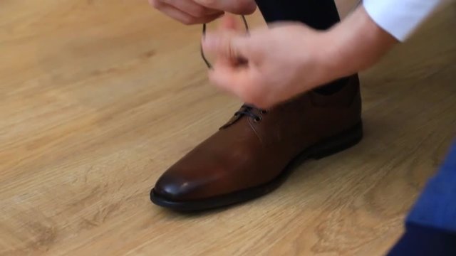 Un homme &eacute;l&eacute;gant fais ces lacet 