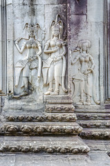 Obraz premium Bas-relief with the devatas adorning the walls of the main complex of Angkor Wat