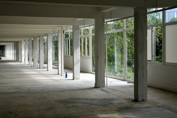 Fototapeta premium Perspective of pillars and windows
