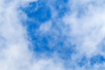 Cielo azzurro tra le nuvole