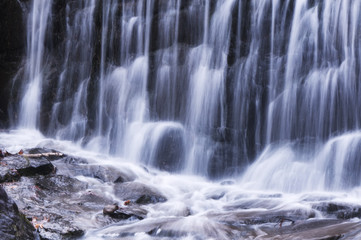 Fototapeta na wymiar waterfall at Burr Pond Torrington Connecticut