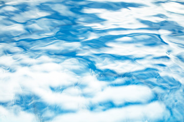 Obraz premium The smooth natural blue water background with bokeh abstract on the sea or ocean,vintage and soft colored blur.