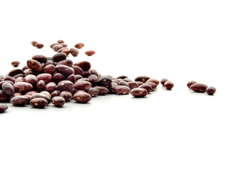 puñado de alubias rojas pintas vistas sobre un fondo blanco 2