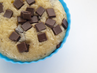 Detalle macro de una madalena con trocitos de chocolate