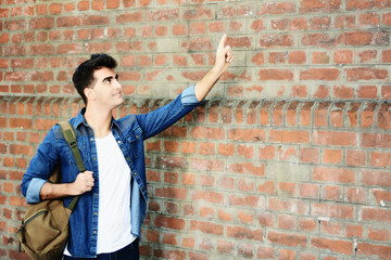 Obraz premium Young man pointing at copy space