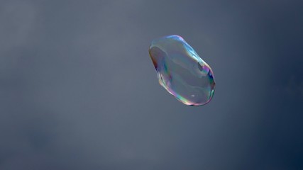 Fliegende Seifenblase, neutraler Hintergrund 