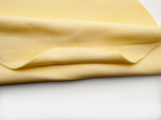 Placa de masa cruda para pizza vista cenitalmente 4