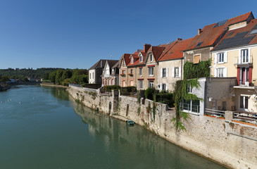 Obraz premium Marne river quai in La ferte-sous-Jouarre village