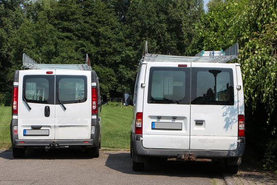 Zwei wei&szlig;e Kleinlaster