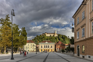 Obraz premium Kongresni trg square in Ljubljana with prominent buildings and castle in background, Slovenia