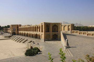 Die historische Khaju-Brücke über den Fluss Zayandeh in Isfahan, Iran, Naher Osten